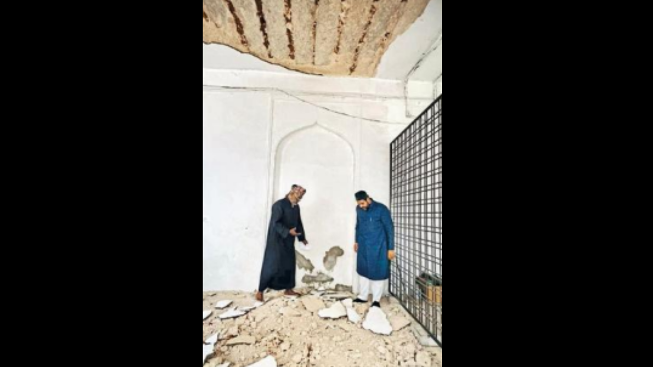 Part of Hyderabad's Jama Masjid roof falls, none hurt