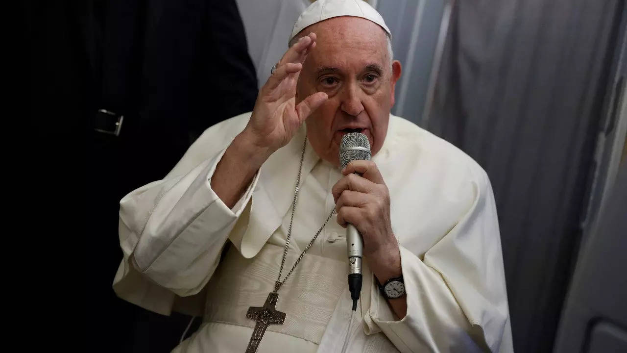 Vatikan: Papa ikinci geceyi hastanede 'huzur içinde' geçiriyor