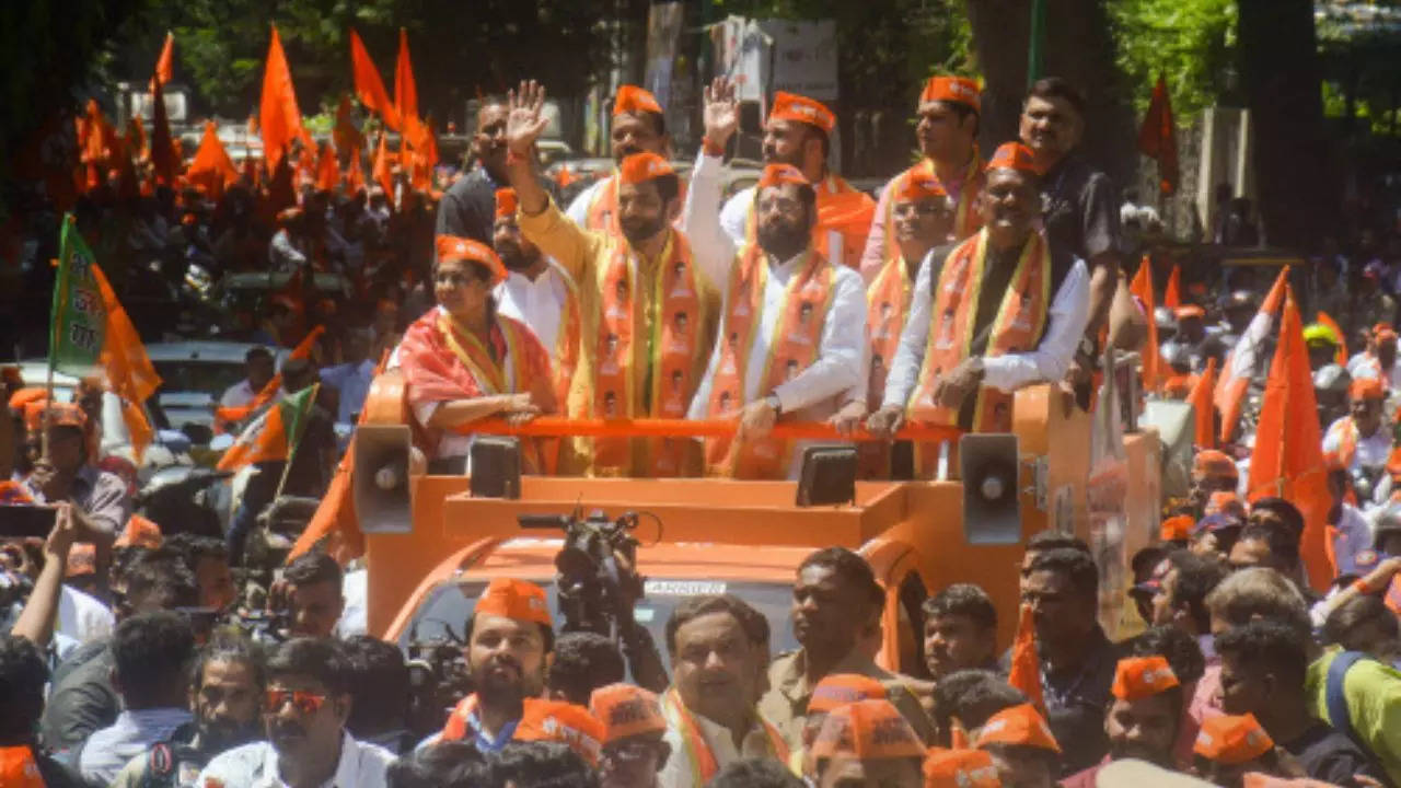 Maharashtra CM Eknath Shinde leads ‘Savarkar Gaurav Yatra’ in Thane | Thane News – Times of India