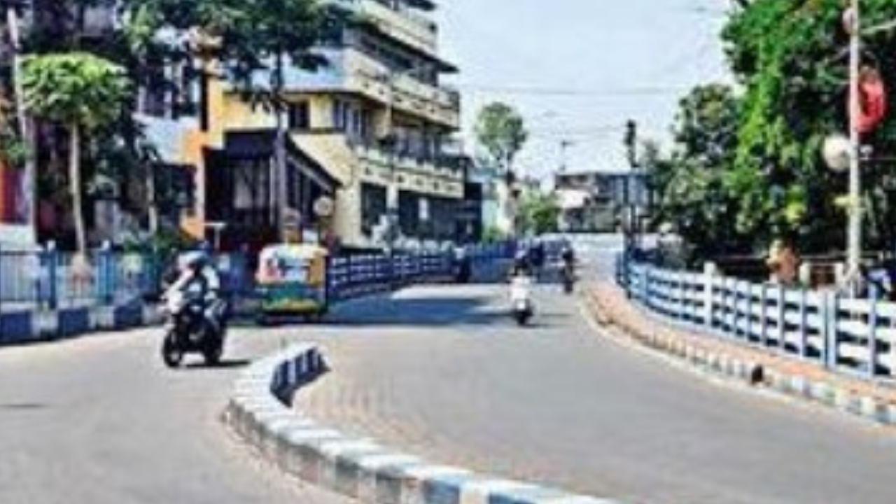 Bike rams bridge railing, youth dies in Kolkata