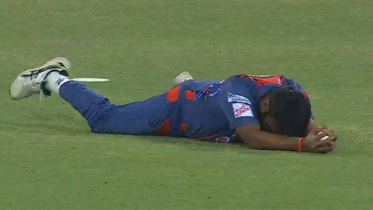 Watch: LSG's Amit Mishra defies age to pull off a superb catch