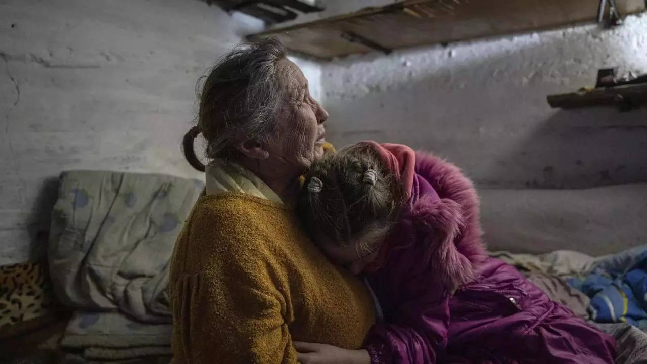 Cloud Of Shelling: در روستای اوکراین، خانواده ای زیر ابر گلوله باران زندگی می کنند