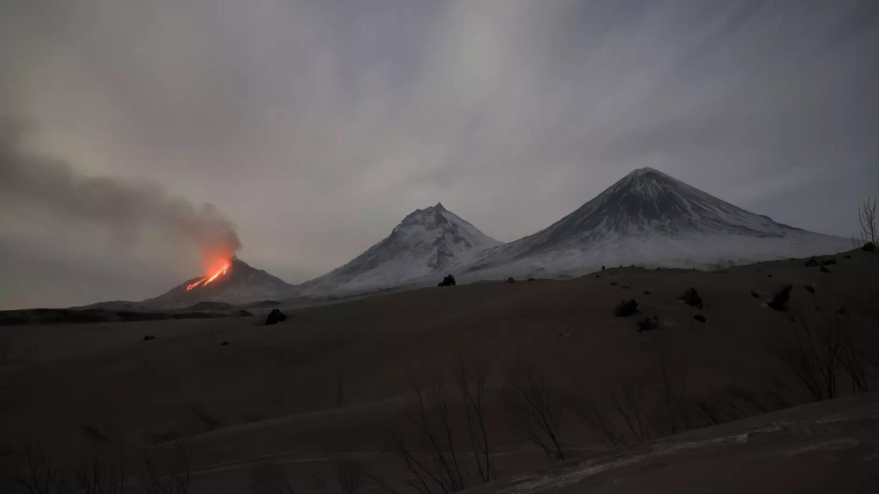 شبه جزیره کامچاتکا: آتشفشان روسیه خاکستر را در سراسر شبه جزیره کامچاتکا پرتاب می کند