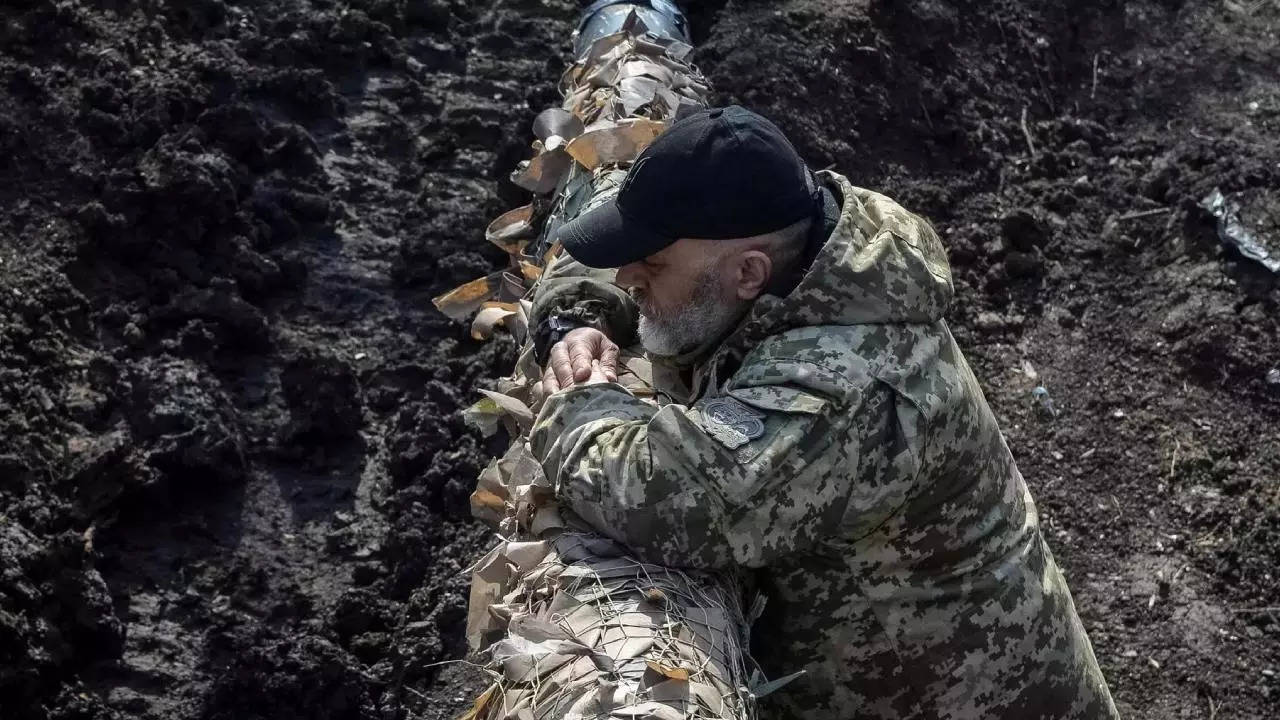 باخموت: سربازان اوکراینی در صورت عقب نشینی از باخموت خندق حفر می کنند