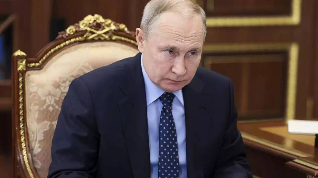 پوتین: در حالی که پوتین قانون جدید در مورد پیش نویس را امضا می کند، روسیه می گوید که فراخوان بهاره طبق برنامه اجرا می شود