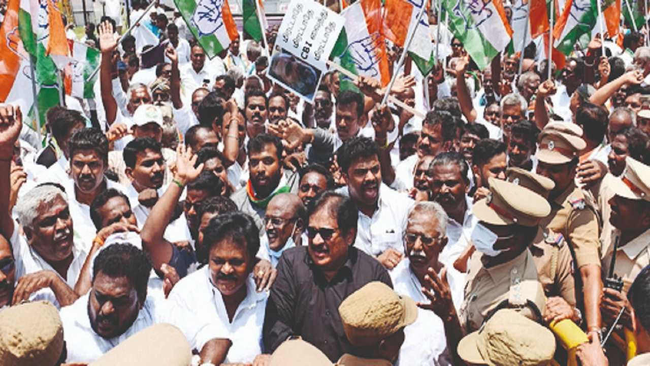 Congress cadres led by Trichy Lok Sabha MP Su Thirunavukkarasar protesting near VVR statue on Katcheri Road in Trichy