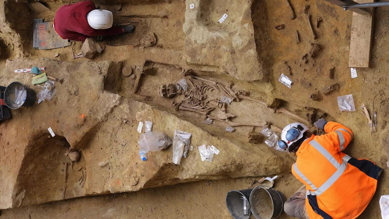 Archaeologists from the National Institute for Preventive Archaeological Research, work on an ancient necropolis at Port-Royal metro station (AFP photo)