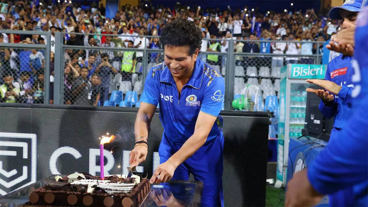 Sachin Tendulkar cuts cake to celebrate 50th birthday at Wankhede ...