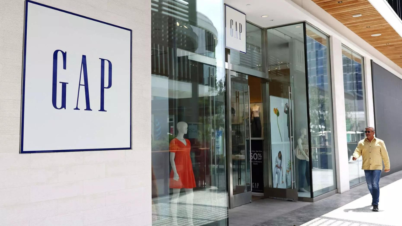 Gap cuts 1,800 corporate jobs amid sales slump