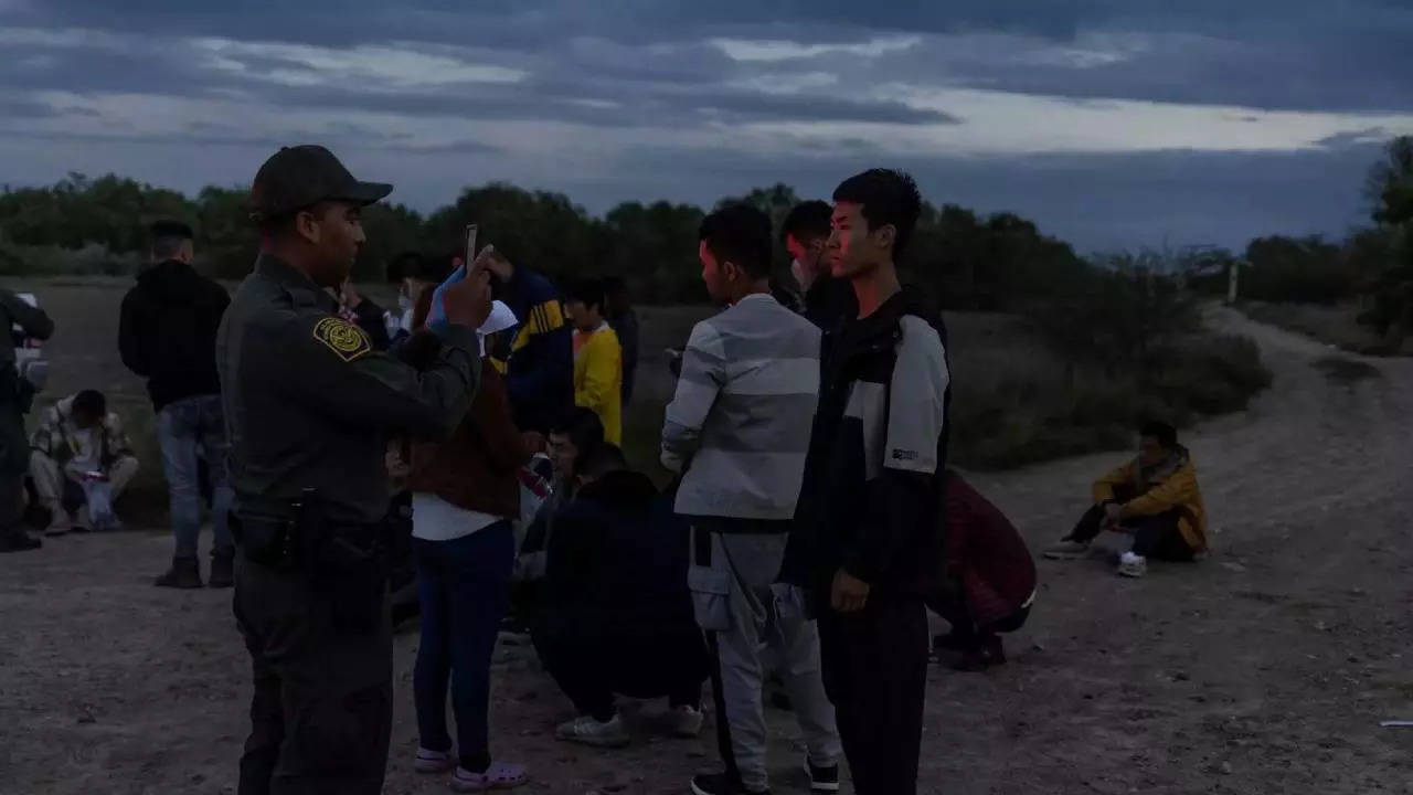 مهاجران چینی نکاتی را در رسانه های اجتماعی برای سفر طولانی به مرز ایالات متحده و مکزیک پیدا می کنند