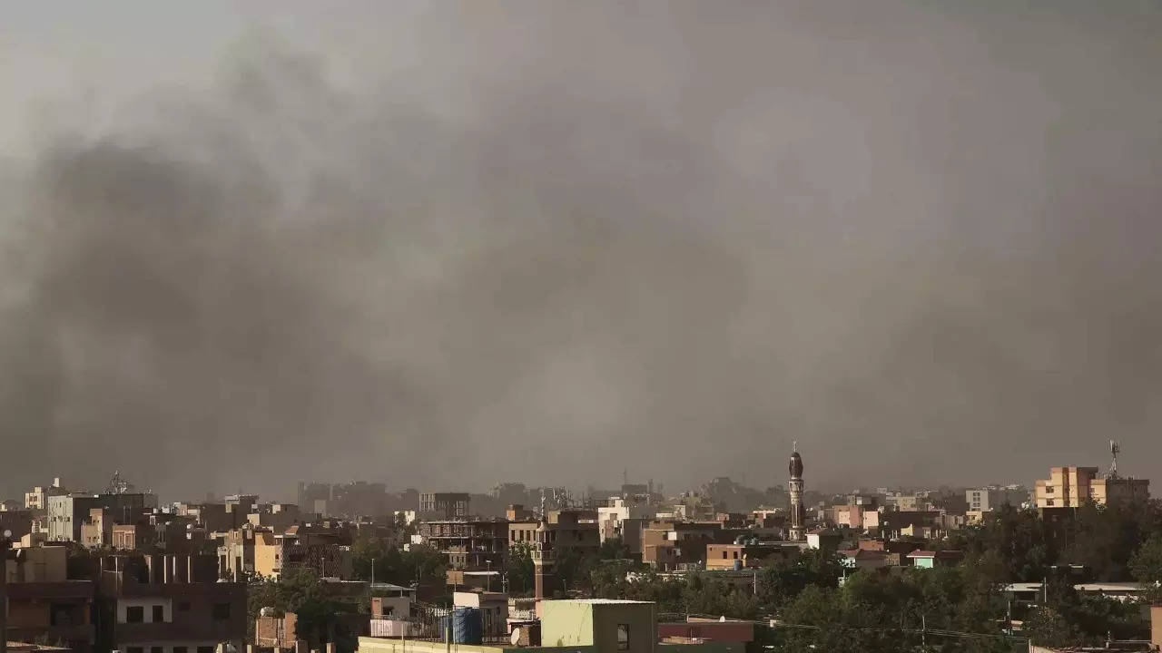 Smoke rises in Khartoum, Sudan, Saturday, as gunfire and heavy artillery fire continued despite the extension of a cease-fire between the country's two top generals. (File photo: AP)