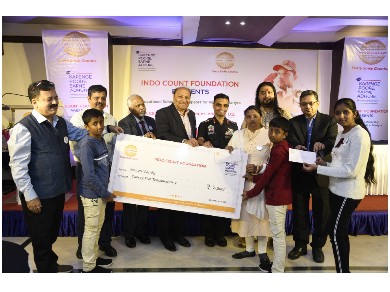 students-reciving-the-cheque