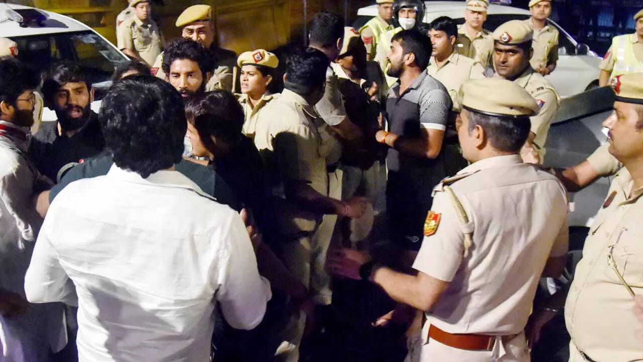 Delhi Police caught in midnight scuffle with wrestlers at Jantar Mantar