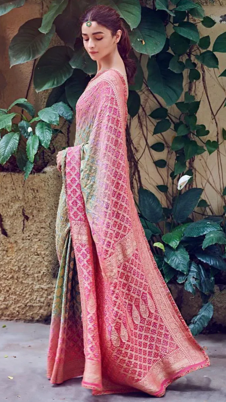​बांधनी साड़ी में सज-धज लगेंगी फूलों सी हसीन, नवरात्रि पर ऐसे करें फ्लॉन्ट