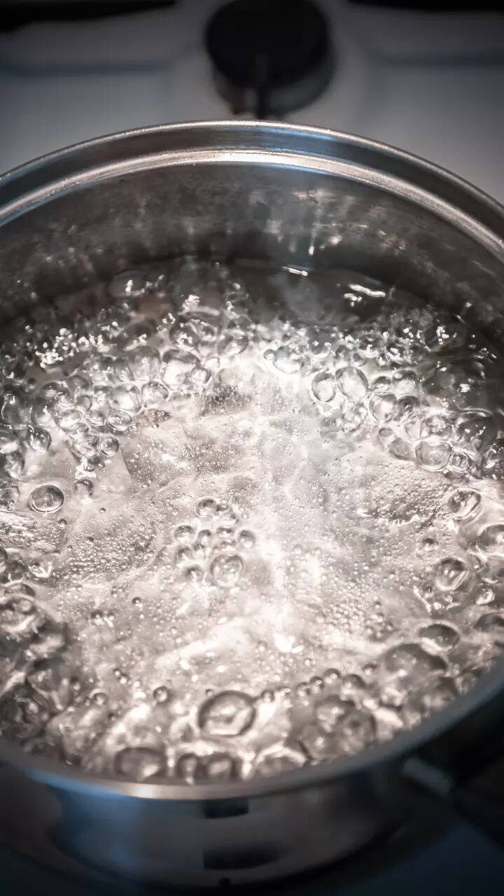 Варка мяса. Мясо кидать в кипящую воду. Вода кипит в горшке. Кастрюля с водой. Кипящая вода.