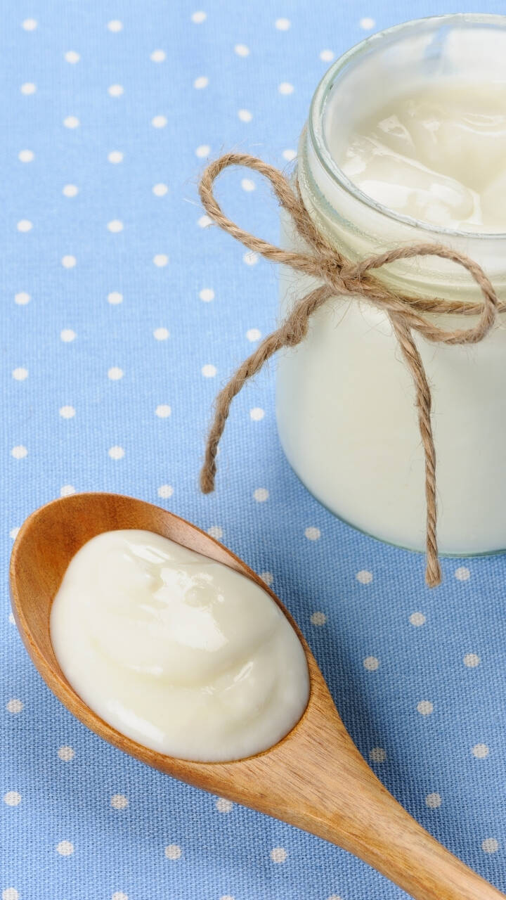 Q Mrjsvujccptm A yogurt face mask could have skin benefits, such as moisturizing, brightening, and toning.