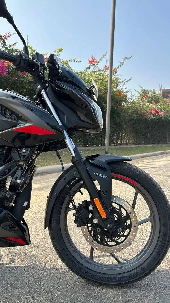 Bajaj pulsar top showroom price