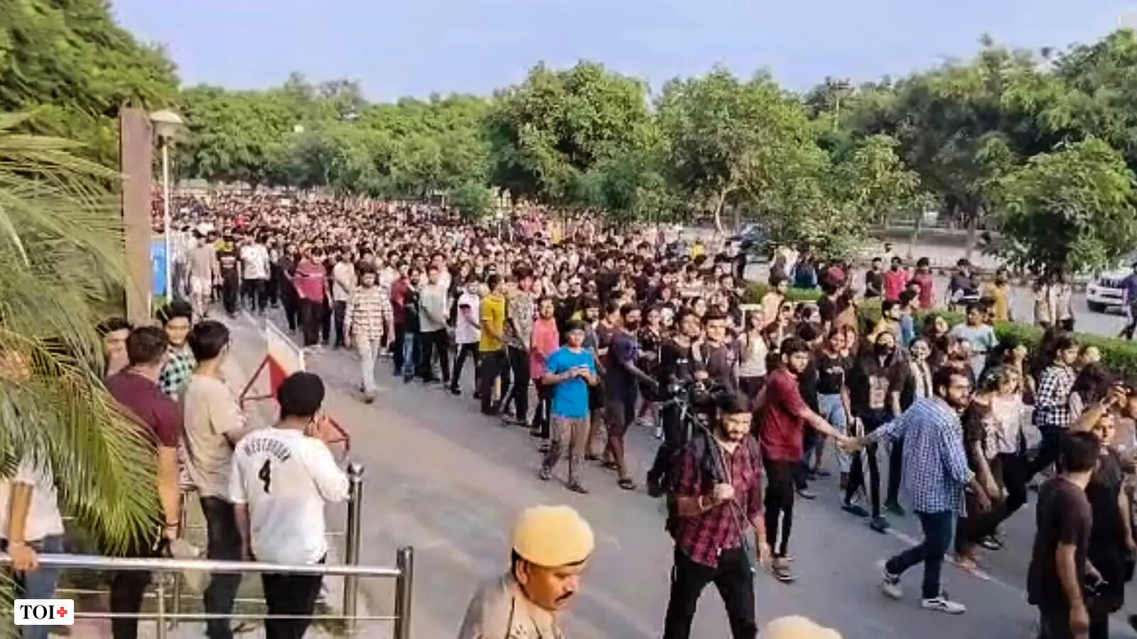 Peeping Pintu How video voyeurs are