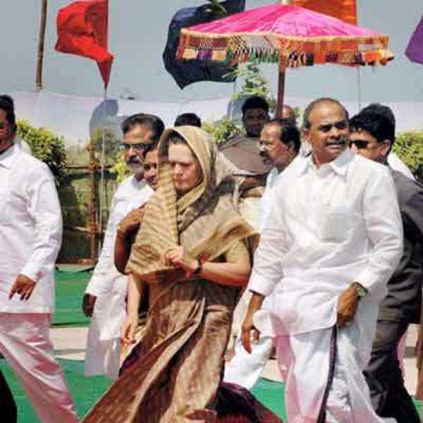 UPA Chairperson Sonia Gandhi with Chief Minister YS Rajasekhara Reddy arrives to inaugurate the Krishnapatnam port at Nellore on July 17, 2008 - Photogallery