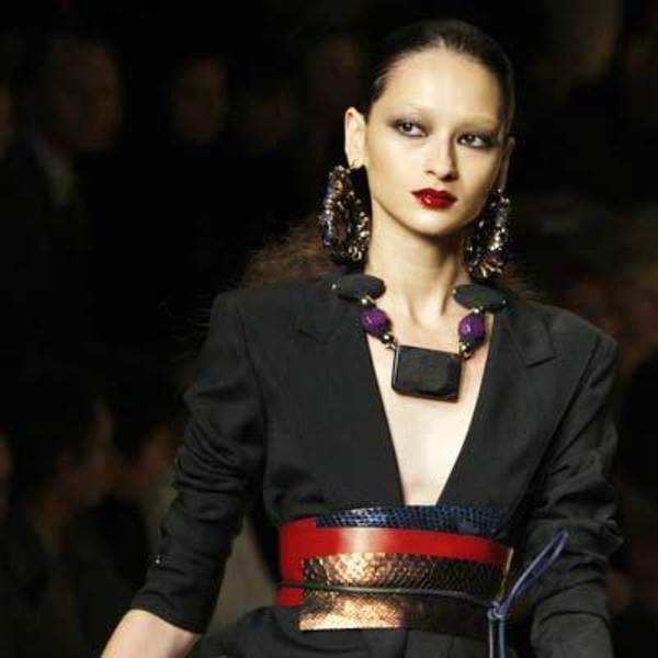 A model wears an outfit by US fashion designer Marc Jacobs for Louis Vuitton  at the Spring-Summer 2009 ready-to-wear Paris Fashion Week, October 5,  2008. (UPI Photo/Eco Clement Stock Photo - Alamy