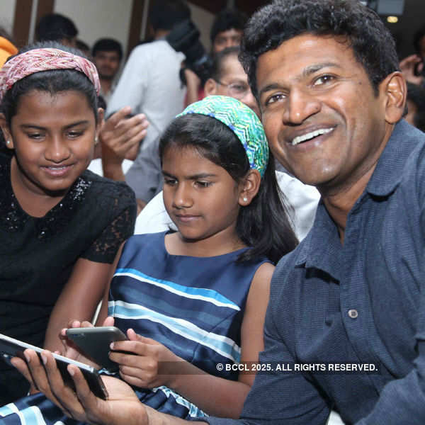 puneeth rajkumar con le figlie