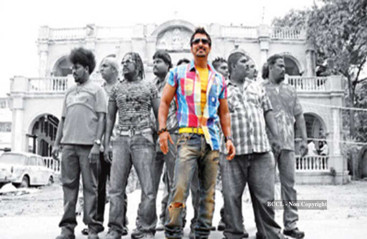 Vikram Em Rajapattai Novas Fotos PAMUDURTHI: Vikram's Different Getups