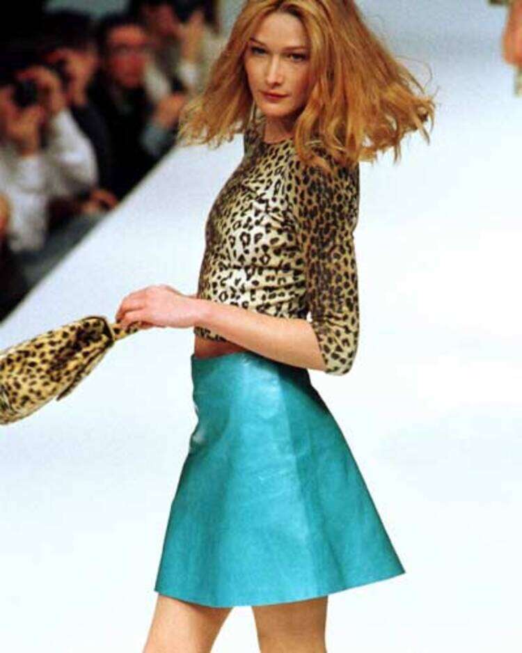 carla bruni versace blue dress Italian model displaying the latest from Blumarine's collection for Autumn/Winter 96/97 at the Milan fashion show on March 6, 1996 90s supermodels Vegan Blue Cheese Dressing x-sm Size:38-40 inches