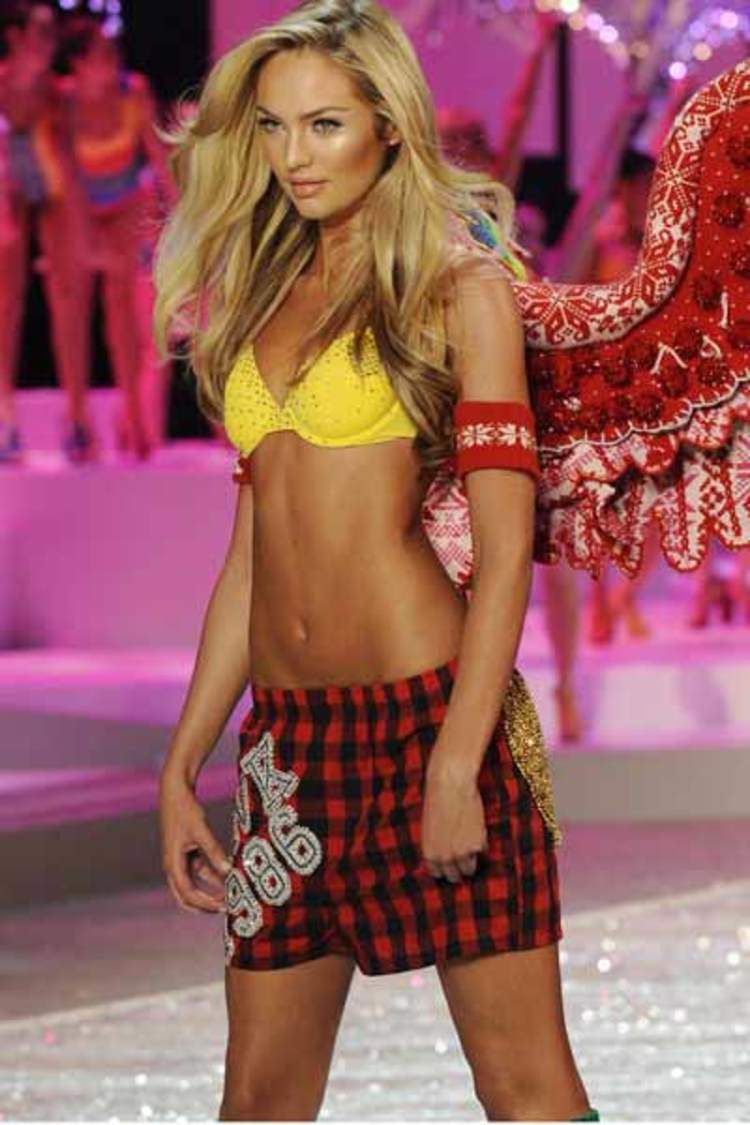 Victoria's Secret model Adriana Lima walks the runway at the Victoria's  Secret Fashion Show 2008 in Miami Beach