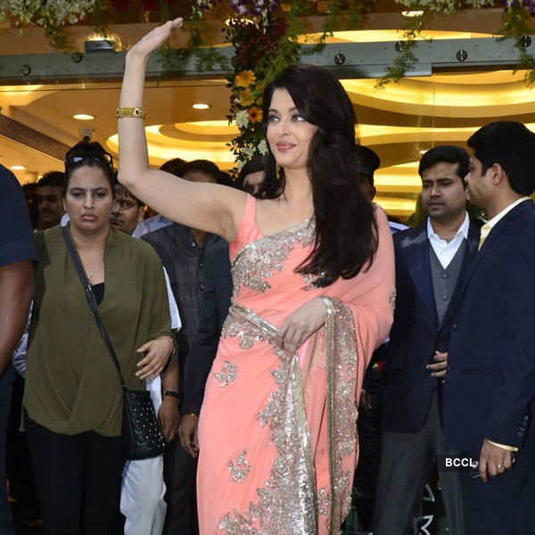 Aishwarya Rai Bachchan during the opening ceremony of Kalyan Jewellers new  branch, in Mumbai, on November 8, 2014 - Photogallery