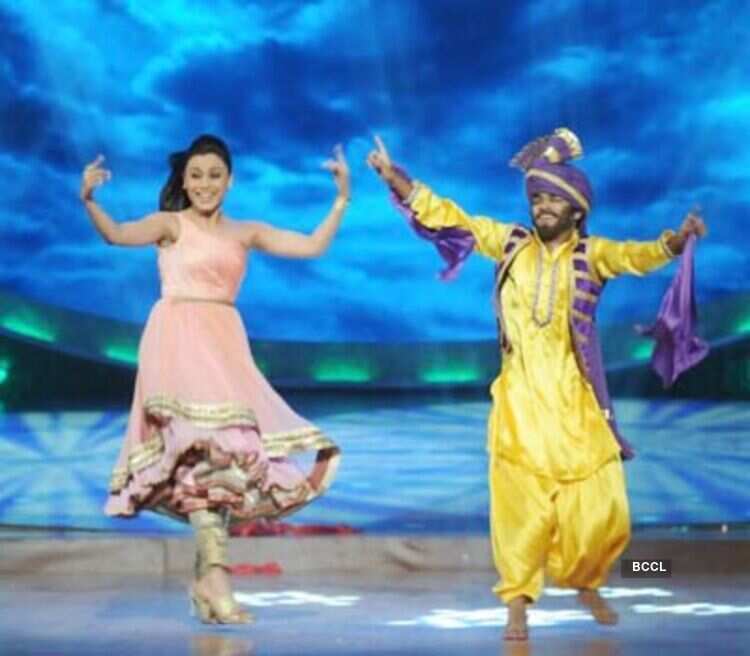 Rani Mukherjee Shakes Her Leg With The Contestant On The Episode Of Dance Premier League Photogallery indiatimes