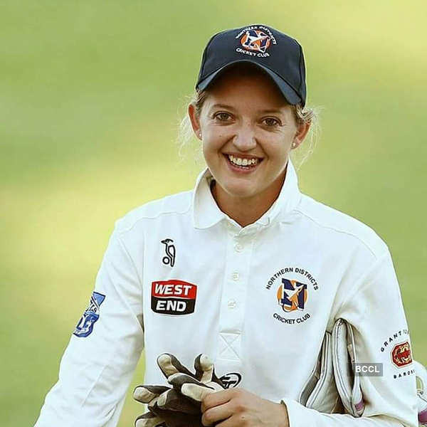 English cricketer Sarah Taylor bares it all for women empowerment |  Photogallery - ETimes
