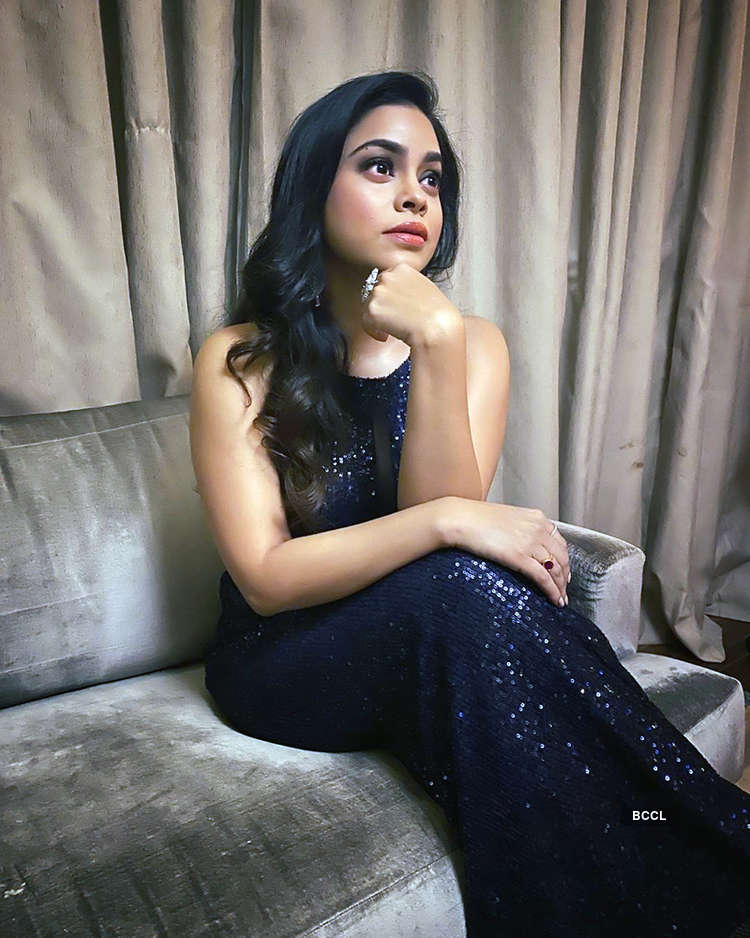 sumona chakravarti hot in comedy nights with kapil in blue dress