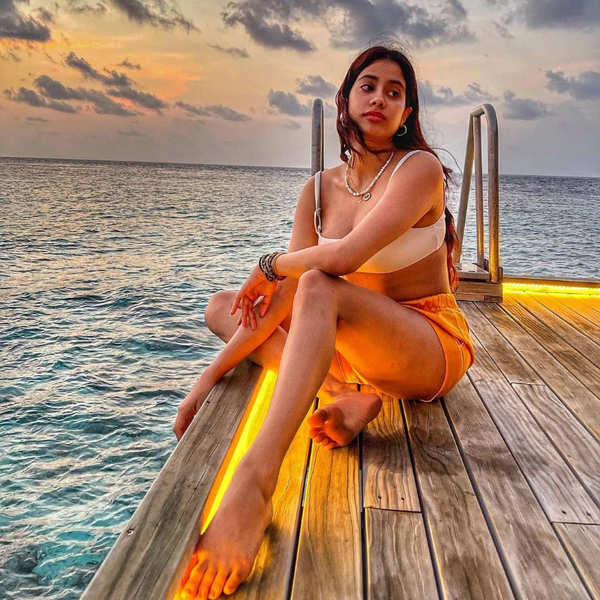 Janhvi Kapoor beats the heat in style in these new beach outing pictures |  Photogallery - ETimes