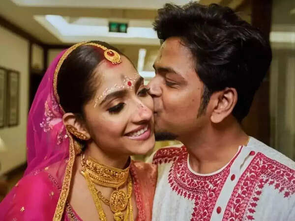 Durnibar Saha Photos