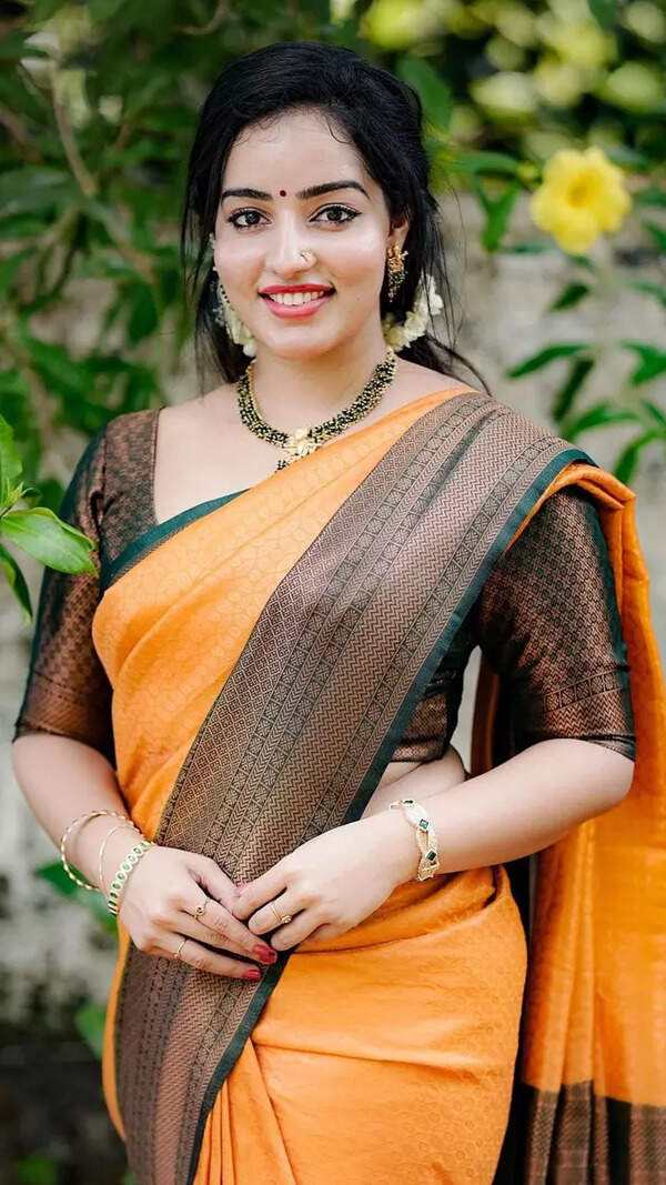 Malavika Menon Wallpapers
