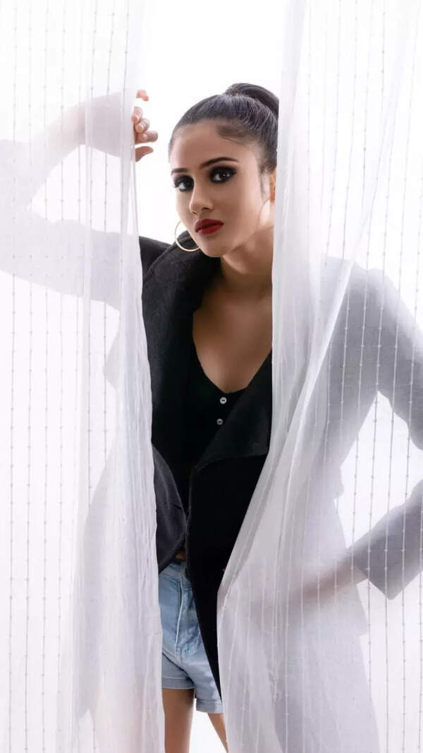 Amrutha Murthy Wallpapers