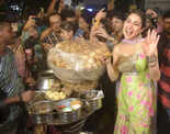 ​Sara Ali Khan enjoys the delicacy of phuchkas on a crowded Kolkata street