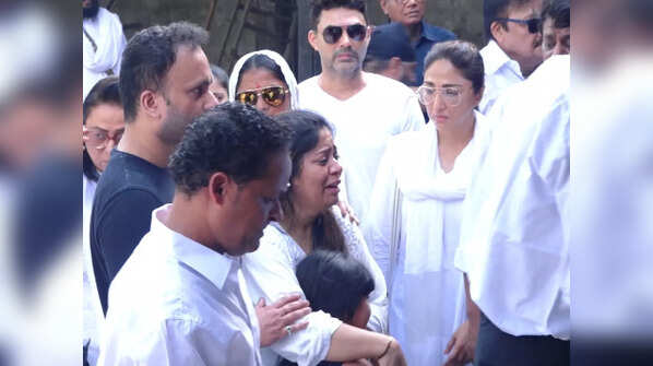 Mouli Ganguly spotted at the funeral