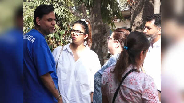 Kishwer Merchantt, Delnaaz Irani at the funeral