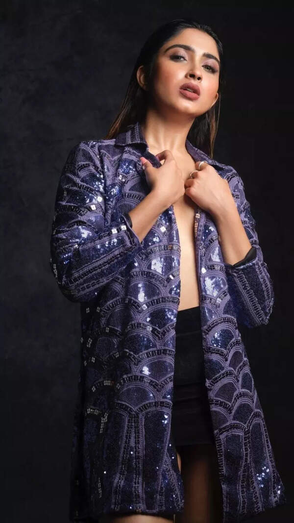 Saanya Iyer Photos