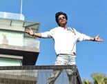 ​Shah Rukh Khan greets fans outside Mannat, grooves to 'Jhoome Jo Pathaan'​