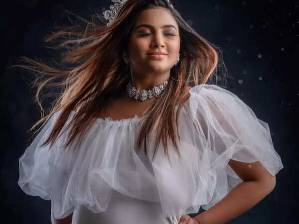 Myna Nandhini Pictures