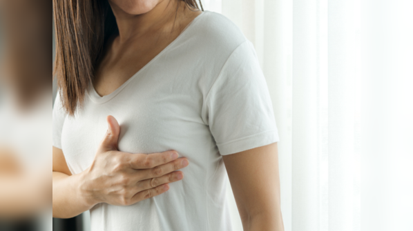 What are the early symptoms of breast cancer?