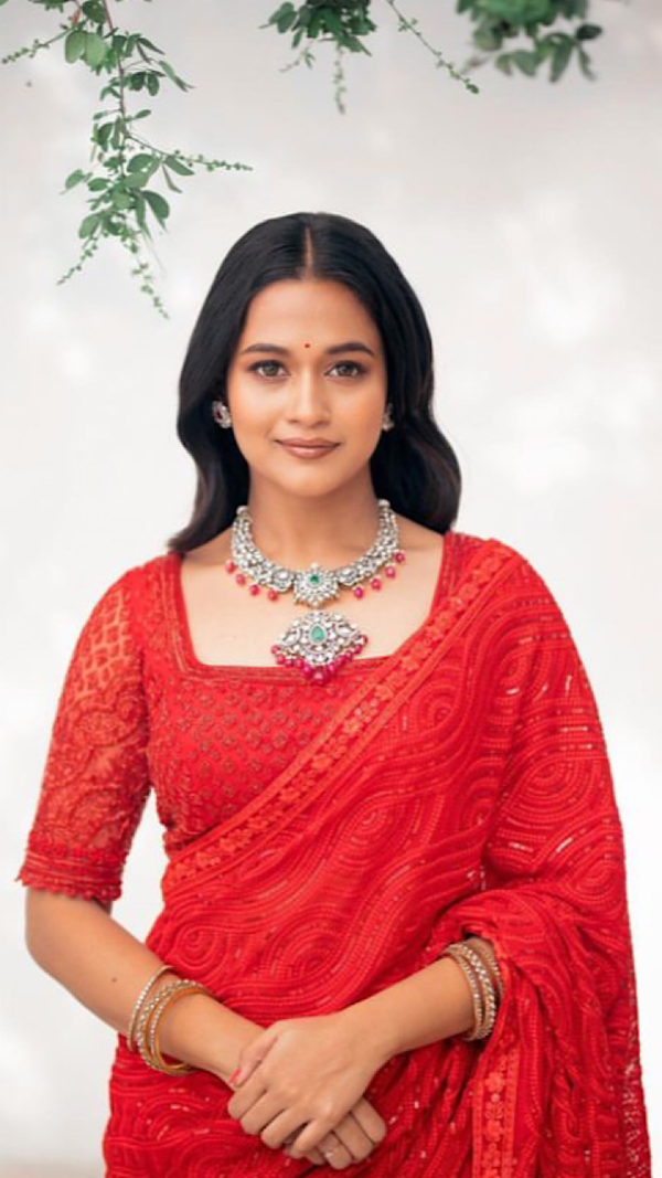 Kaavya Arivumani Wallpapers