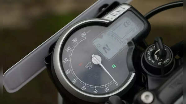 Triumph Speed 400: Dual-format instrument cluster