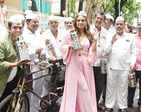 Huma Qureshi and Sharib Hasmi meet Mumbai’s dabbawalas for Tarla promotions