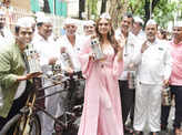 Huma Qureshi and Sharib Hasmi meet Mumbai’s dabbawalas for Tarla promotions