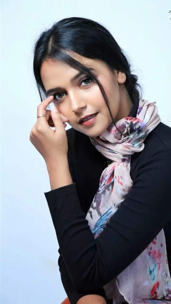 Nisha Ravikrishnan Wallpapers