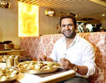 Sharib Hashmi hosts lunch for paparazzi to celebrate the success of &lsquo;Tarla&rsquo;