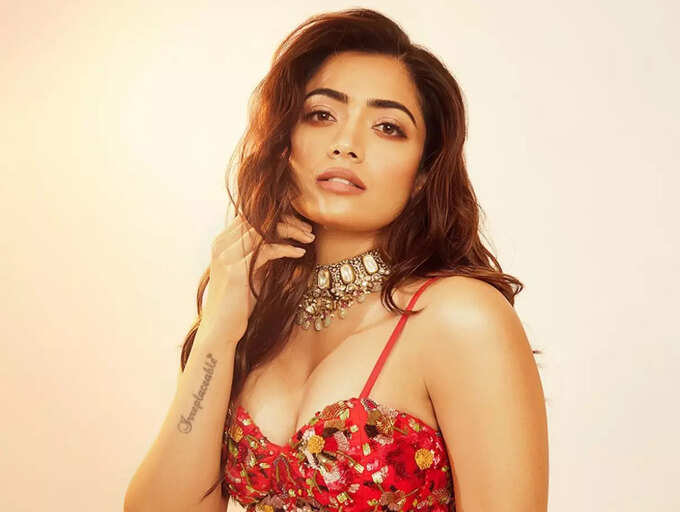 from-korean-finger-heart-to-fried-chicken-5-times-rashmika-mandanna